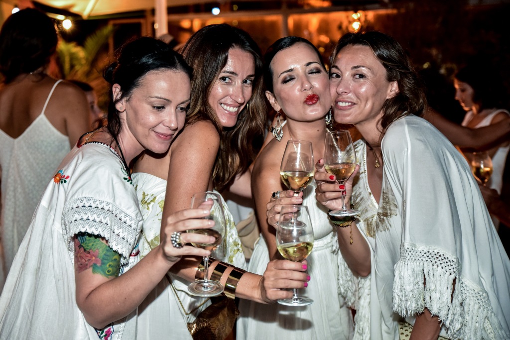 vino afortunado white party beach garden normcore girl influencer spanish blogger 