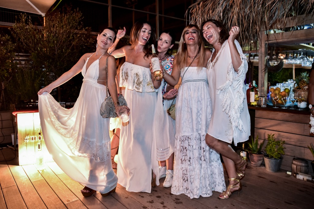 vino afortunado white party beach garden normcore girl influencer spanish blogger 